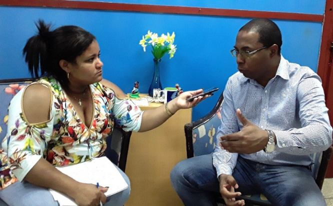 El  doctor Julio Guerra Izquierdo, director provincial de Salud en Santiago de Cuba, entrevistado por Sierra Maestra.