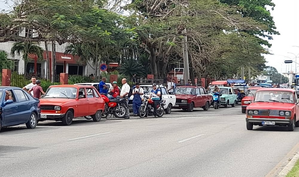 Cola para comprar combustible en La Habana.