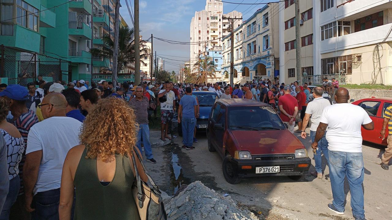 Tumulto para comprar gasolina en La Habana.