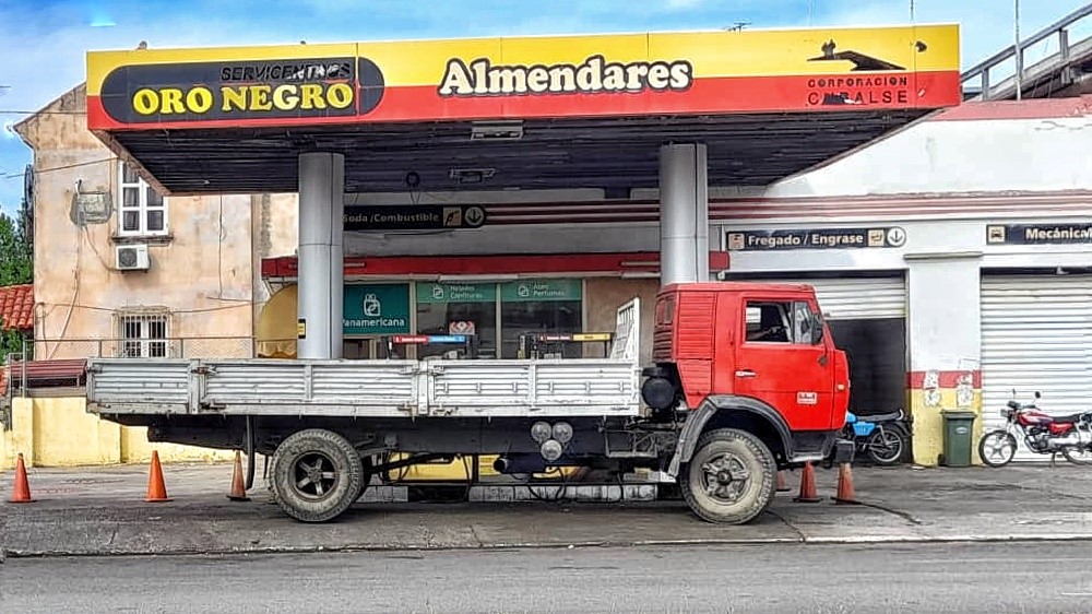Un camión aparcado en una gasolinera en calle 8 esquina 13, Almendares, Playa, La Habana.