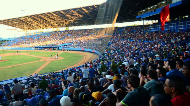 Un partio de béisbol en el Estadio Latinoamericano de La Habana.