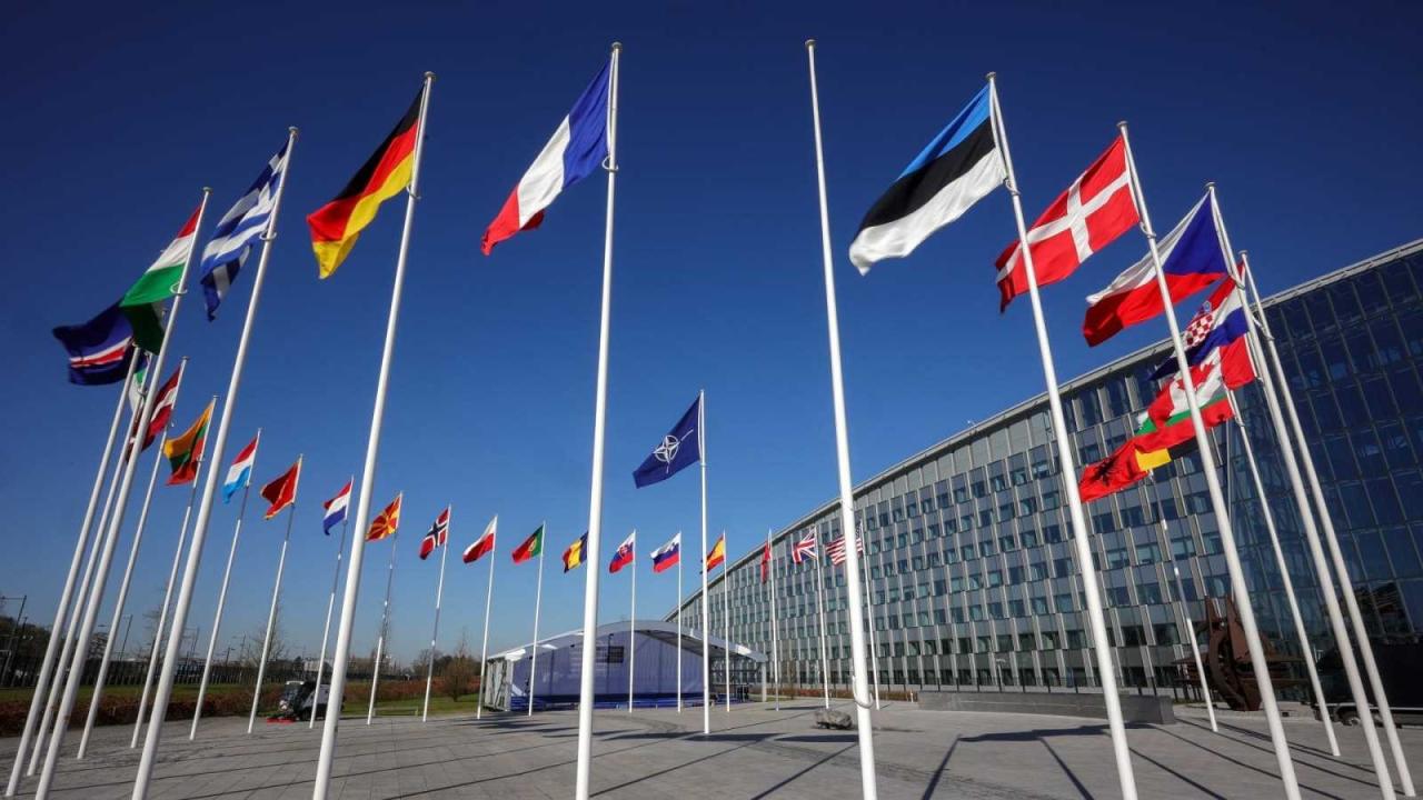 El asta vacía que ocupará la bandera de Finlandia en la sede de la OTAN.