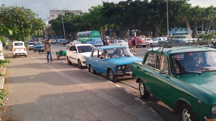 Cola de vehículos en Avenida 31, Marianao, para conseguir combustible.