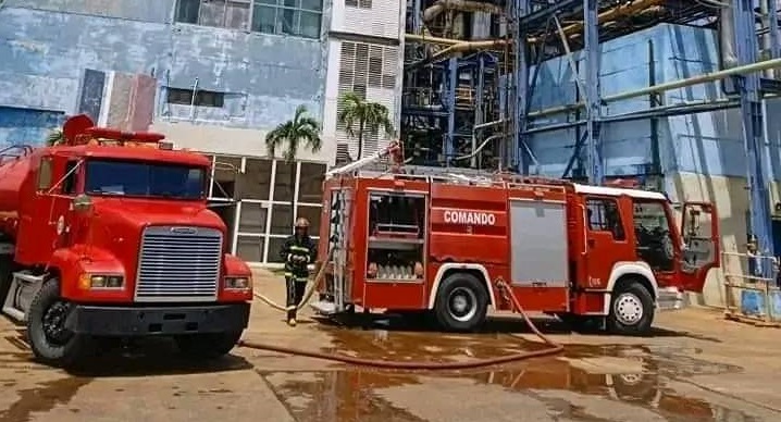 Unidades de bomberos en la termoeléctrica de Santa Cruz, Mayabeque.