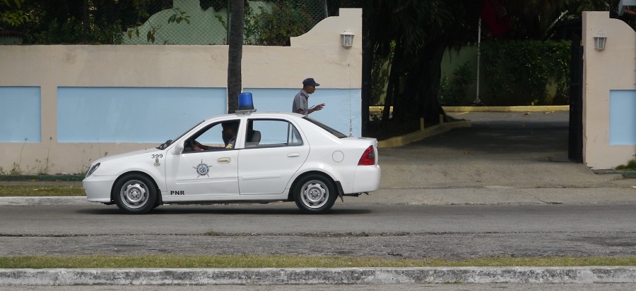 Un carro de la Policía en La Habana.