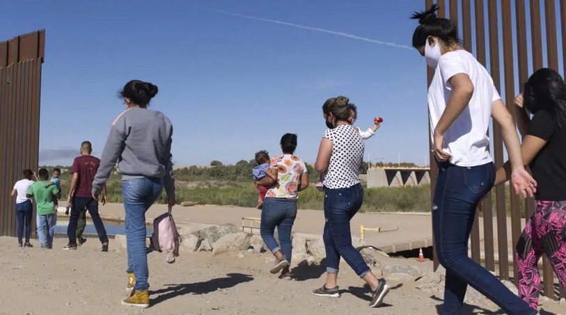 Migrantes en la frontera de EEUU con México.