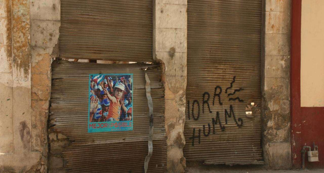 Propaganda del régimen en un comercio ruinoso en La Habana.