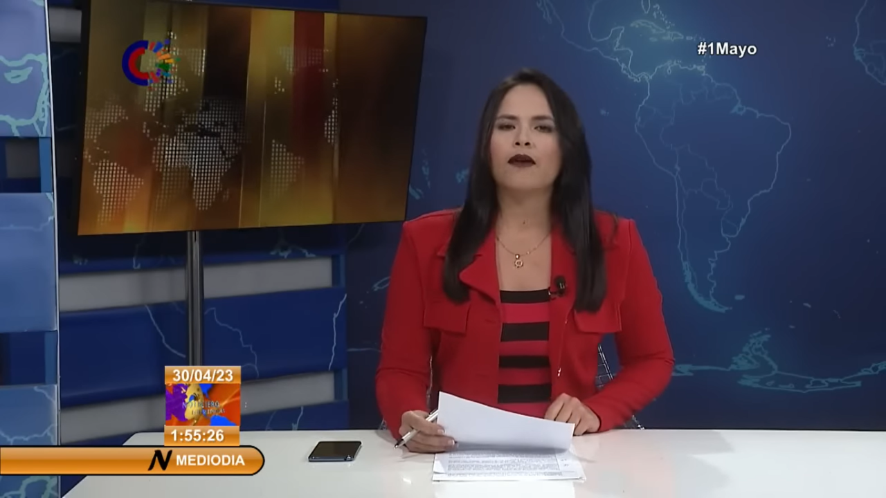 Locutora de la televisión cubana anuncia el aplazamiento de las actividades previstas para este 1 de mayo.