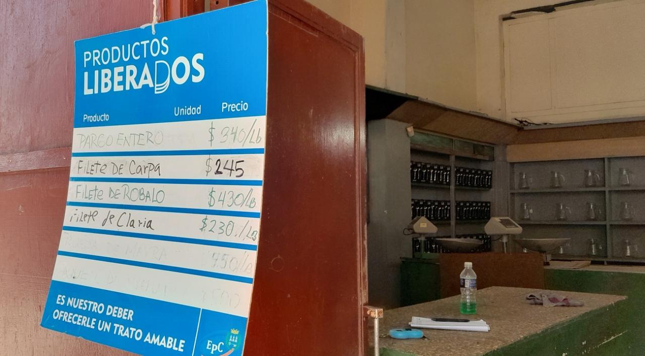 Precios en un comercio estatal en La Habana que vende pescado.