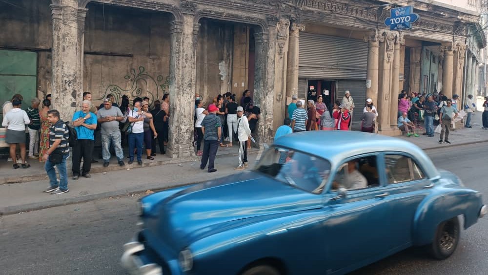 Cola de cubanos en La Habana.