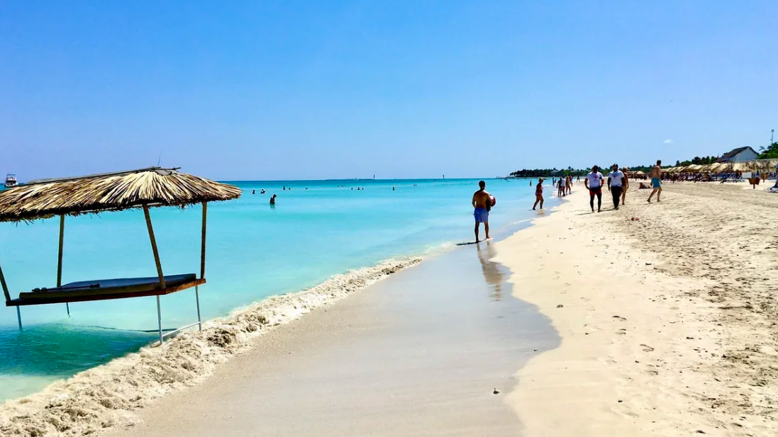 Turistas en una playa de Cuba.