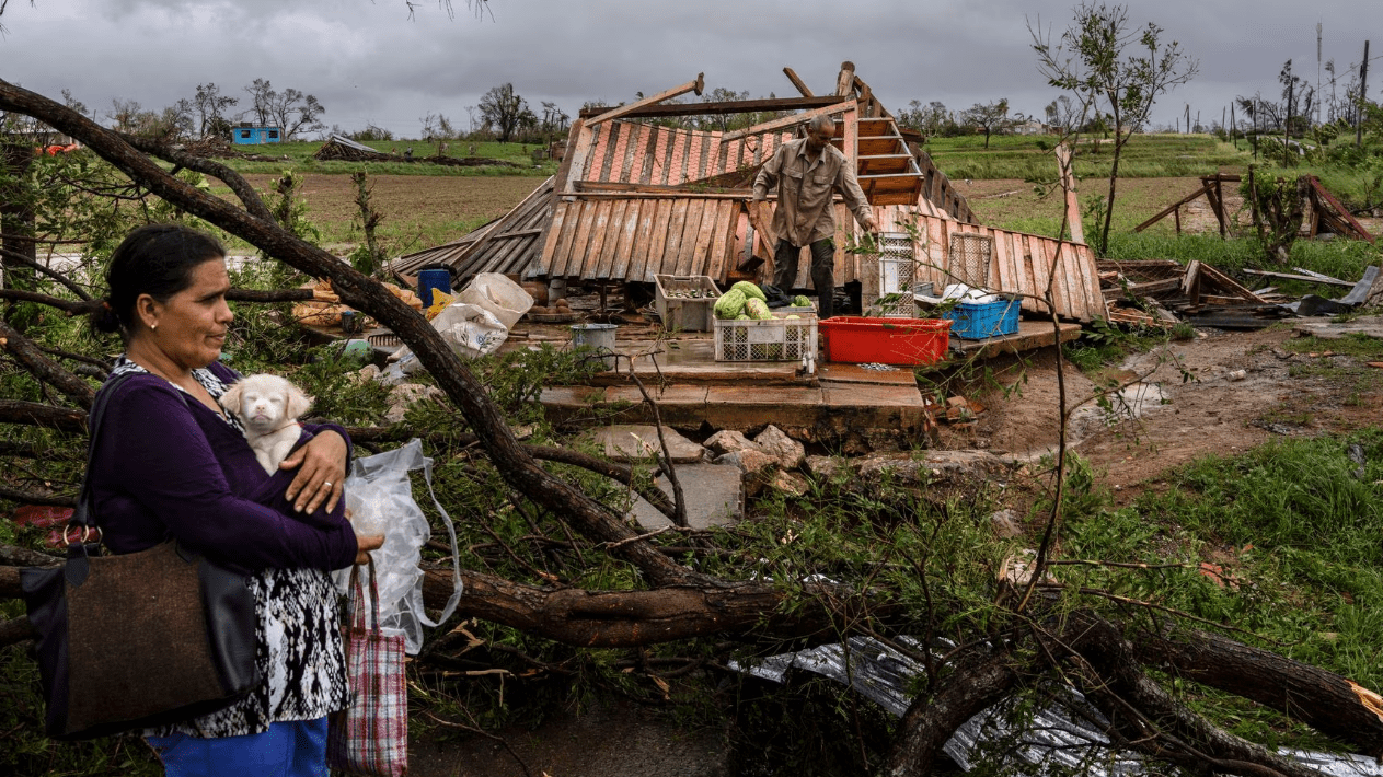 Una familia de campesinos que perdió su casa tras el azote de Ian en Pinar del Río.