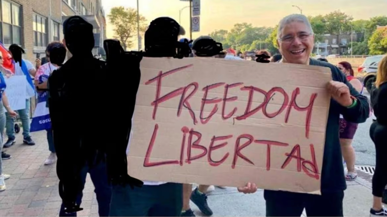 Carlos Andrades protestando en el consulado cubano en Montreal en el año 2021. 