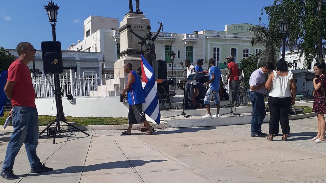 Acto oficial en el parque de Matanzas durante la protesta de Alina Bárbara López Hernández.