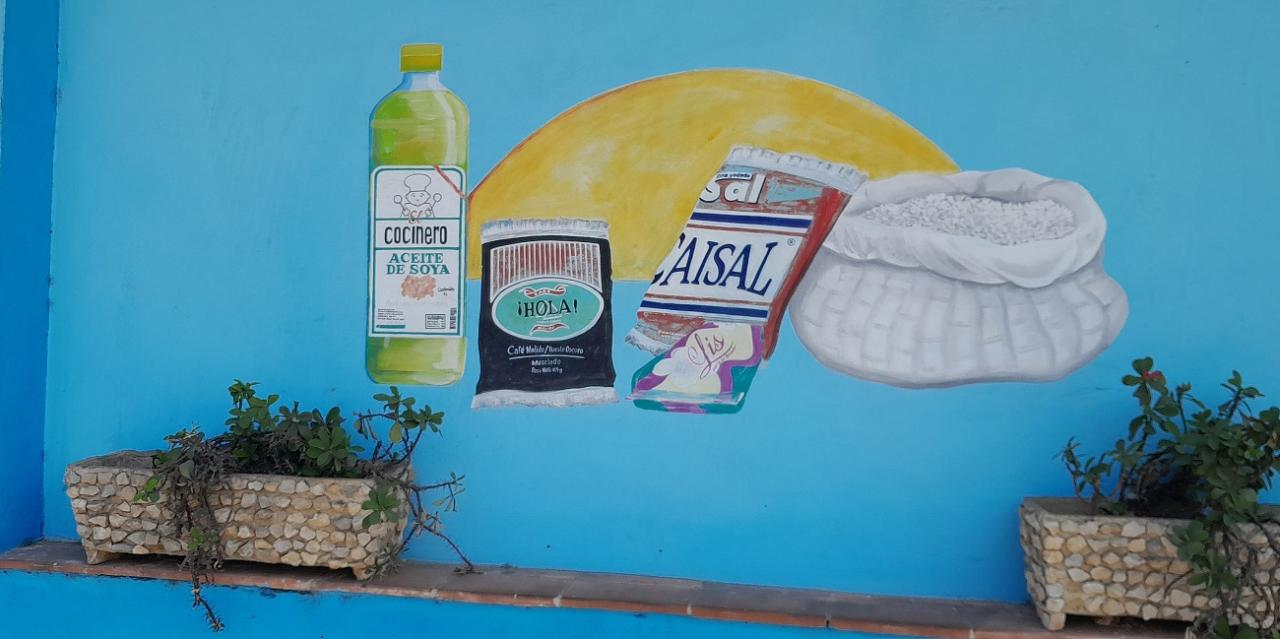 Una pared de un comercio estatal pintada con productos de la libreta de racionamiento.