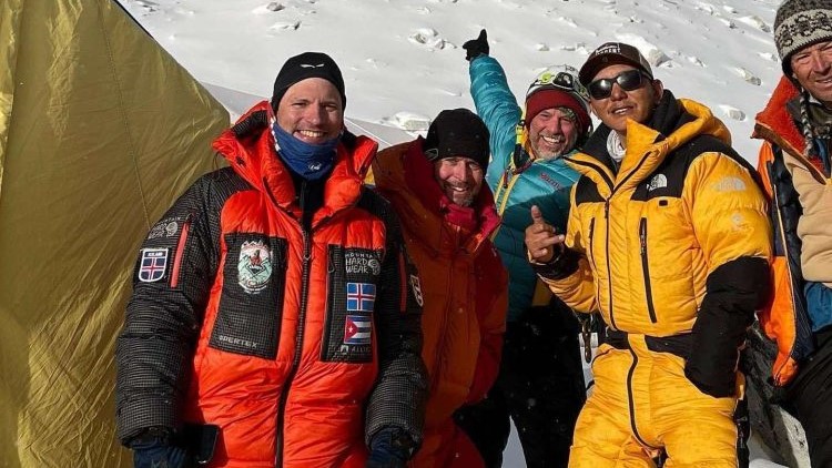 Yandy Martínez Núñez (izq.) junto a sus acompañantes tras alcanzar la cima del Everest.