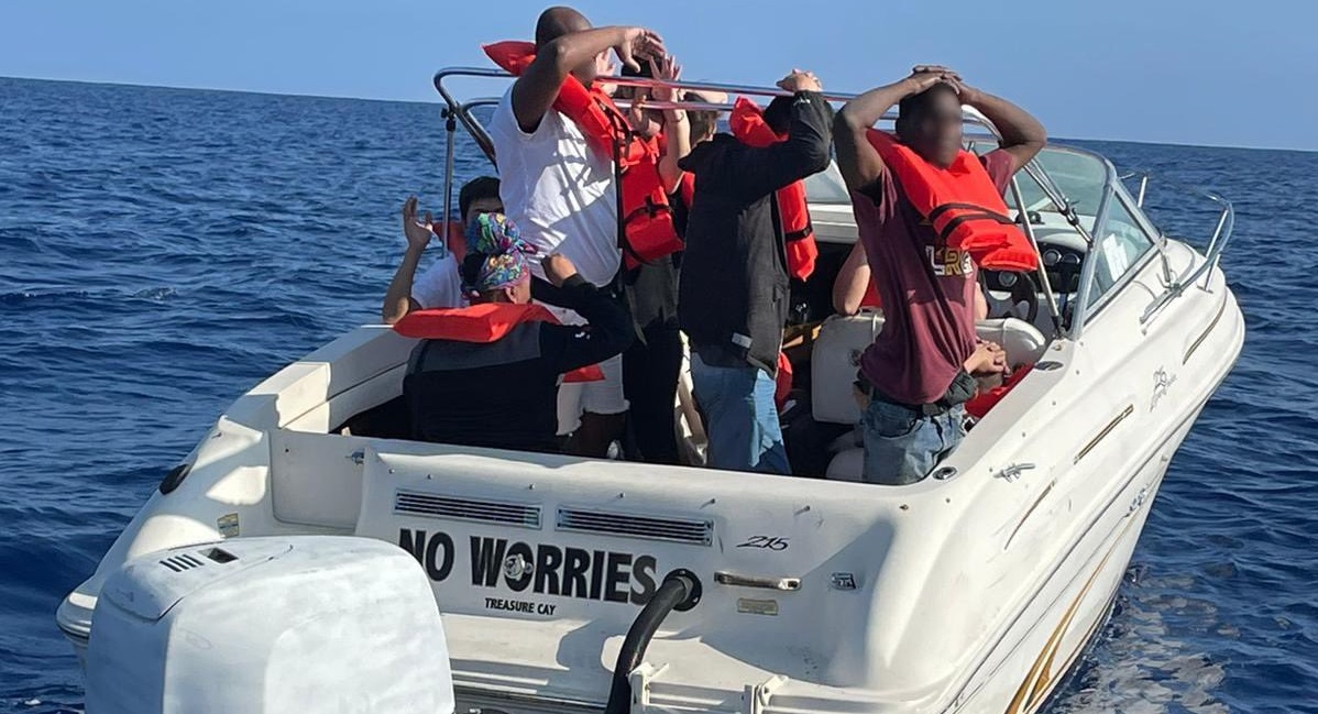 Migrantes interceptados por la Guardia Costera de EEUU.