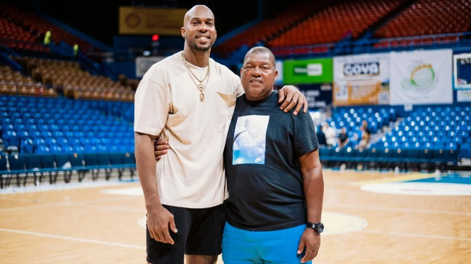 El basquetbolista cubano Ysmael Romero junto a su padre.
