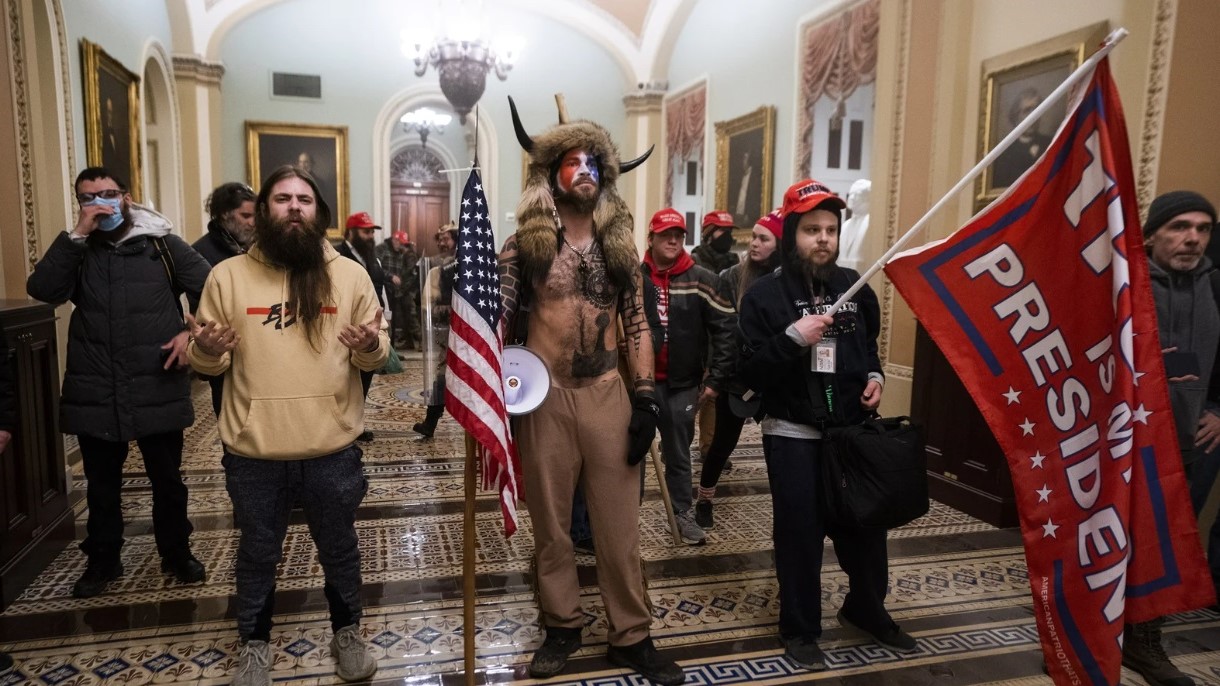 Partidarios de Trump junto a la puerta de las cámaras del Senado después de haber violado la seguridad del Capitolio de EEUU en Washington.