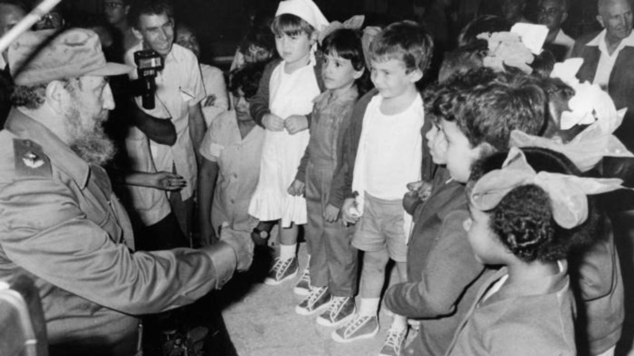 Fidel Castro visita un círculo infantil.