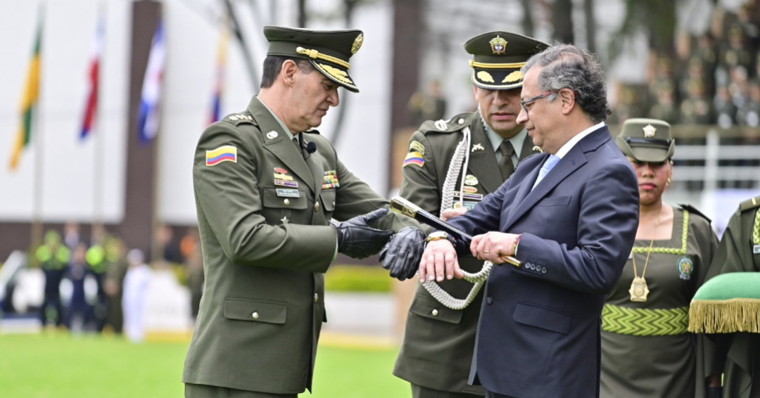 Gustavo Petro junto al director de la Policía Nacional de Colombia.