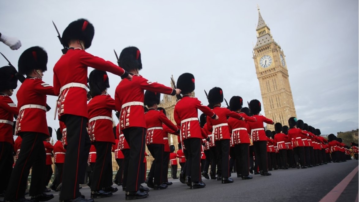 Contingente del ejército marchando por el puente de Westminster antes de la ceremonia de coronación del rey Carlos III. 