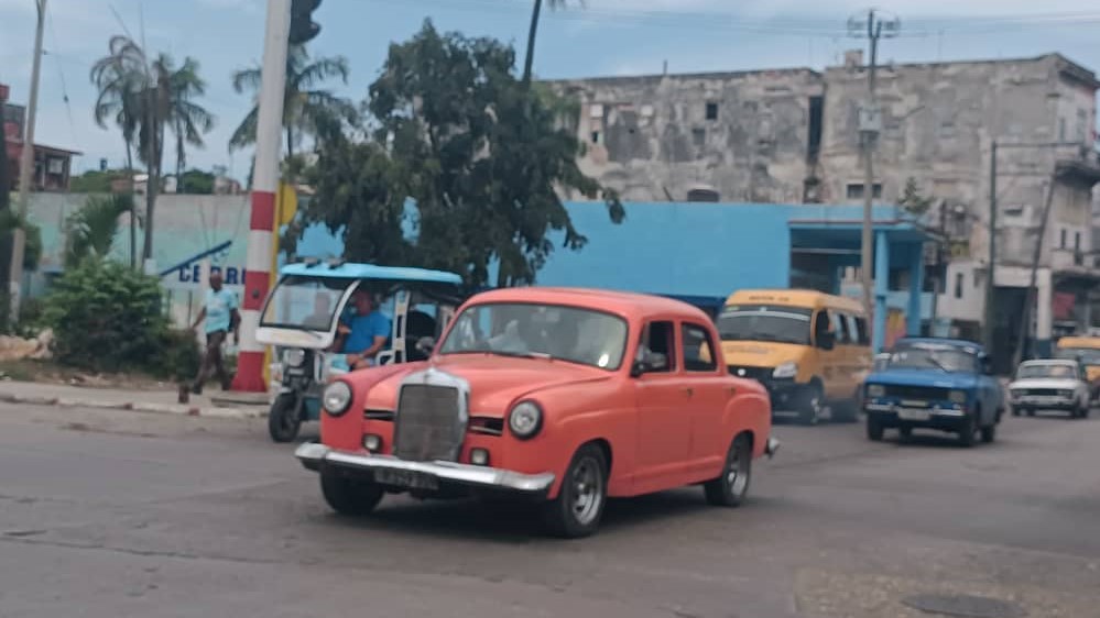Carros circulando en una calle de La Habana.