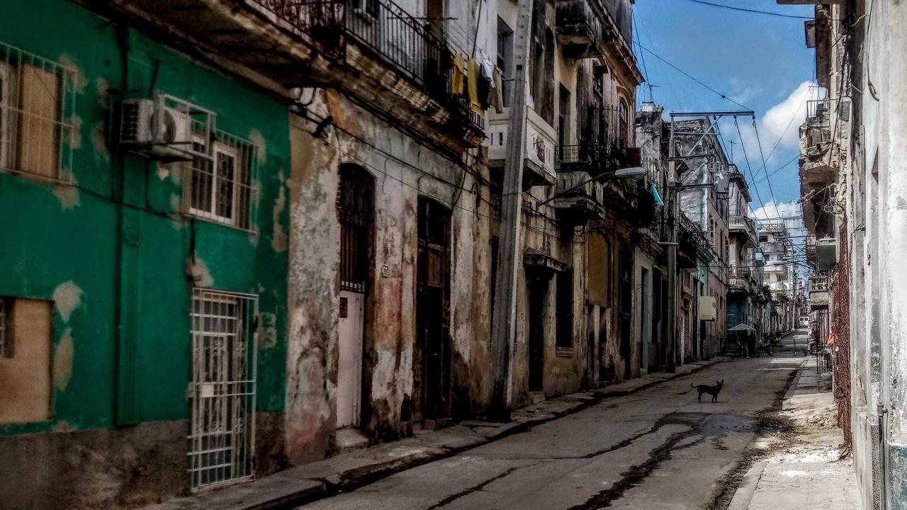 Una calle del barrio de Los Sitios, en La Habana.