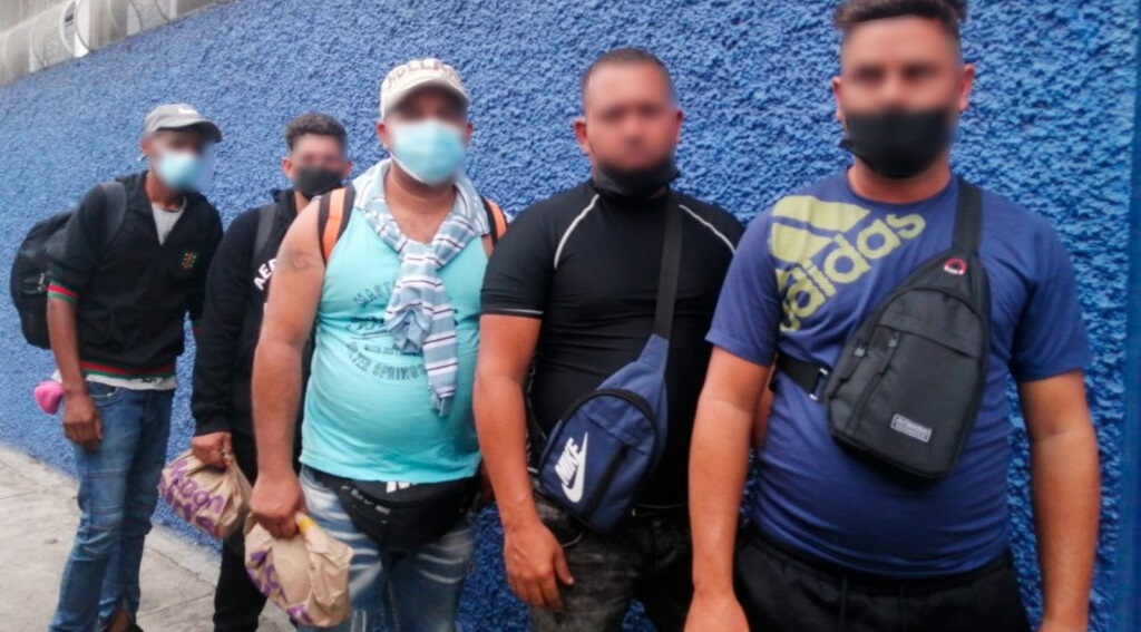 Migrantes cubanos detenidos en Guatemala.
