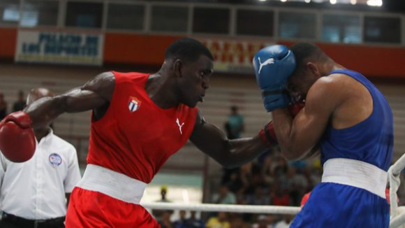 El boxeador cubano Yoenlis Hernández (izq) en un combate.