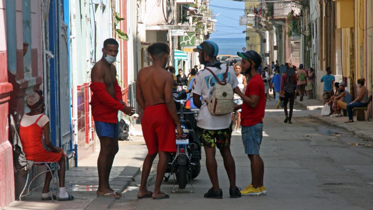 Jóvenes en una calle de La Habana.