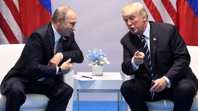 Donald Trump durante un encuentro con Vladimir Putin.