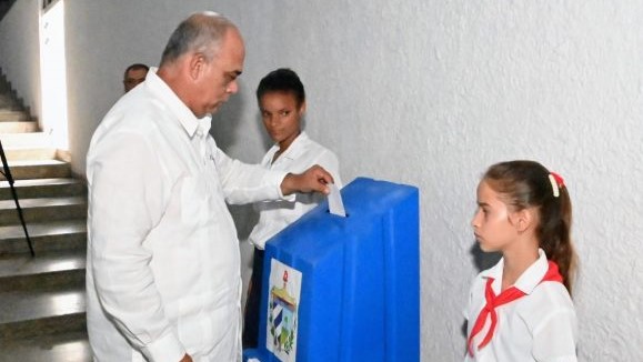 Un diputado cubano depositando su boleta el domingo 28 de mayo.