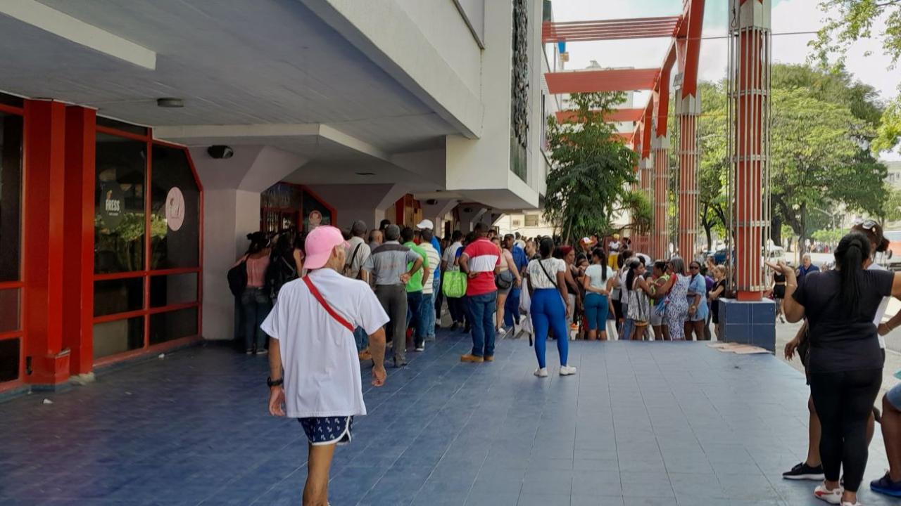 Una cola para entrar en el centro comercial estatal Carlos III en La Habana.
