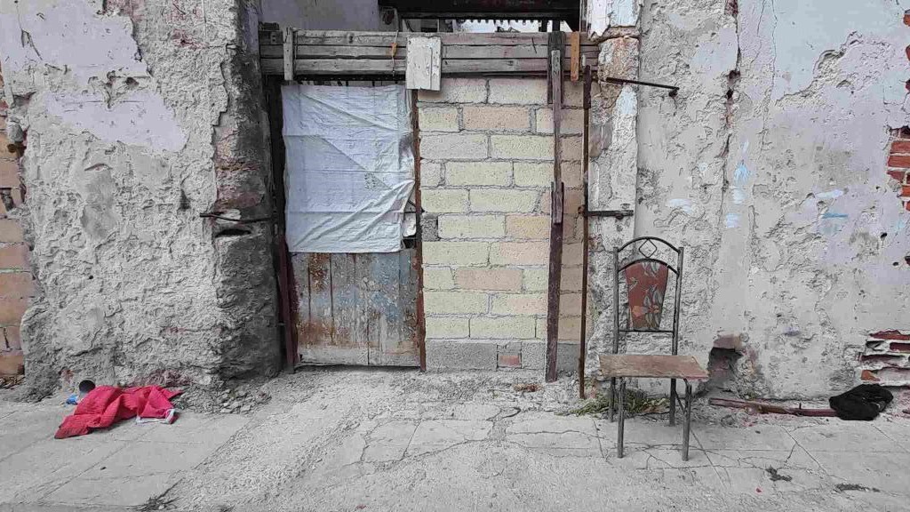 Frente de una vivienda cerrada en Cuba.