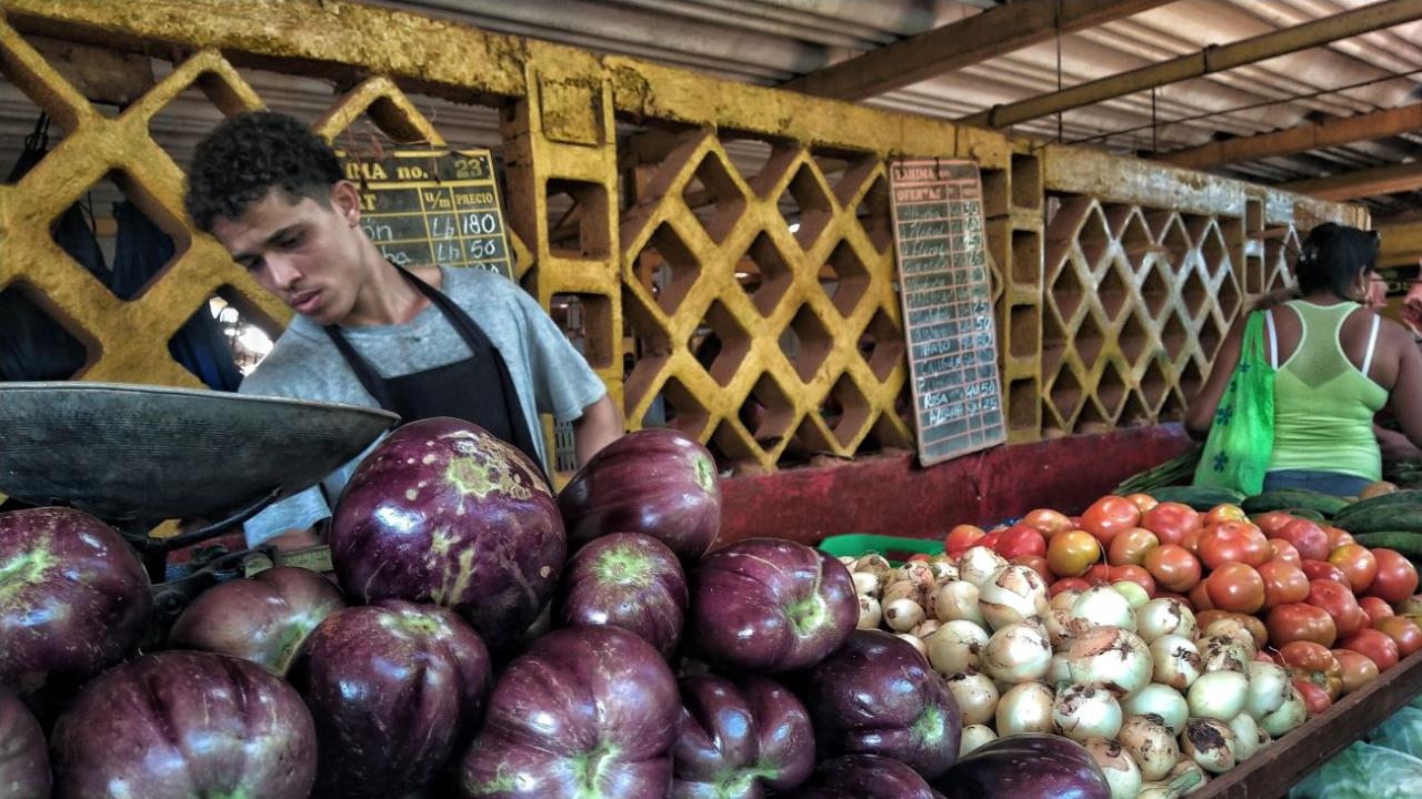 Una tarima de un mercado agropecuario en La Habana.