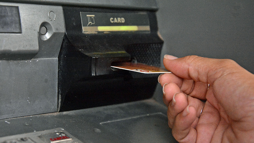 Operación con tarjeta en un cajero automático.