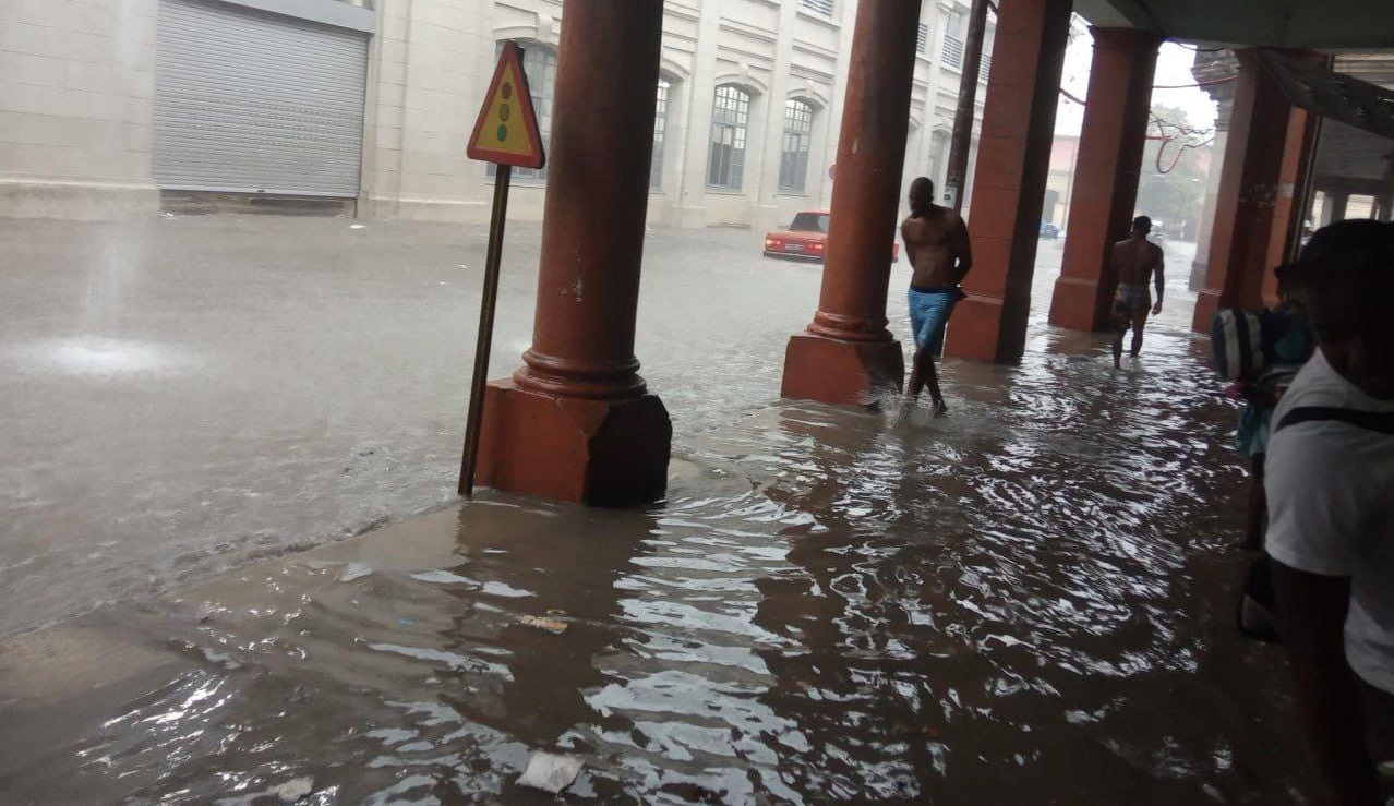 Inundaciones en los alrededores del Mercado Cuatro Caminos.