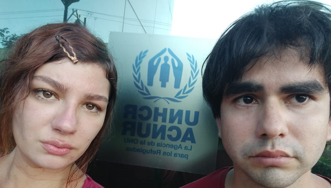 Carlos y Daria Jiménez Vasco en Trinidad y Tobago, exigiendo ser atendidos en la sede del Alto Comisionado de Naciones Unidas para Refugiados (ACNUR).