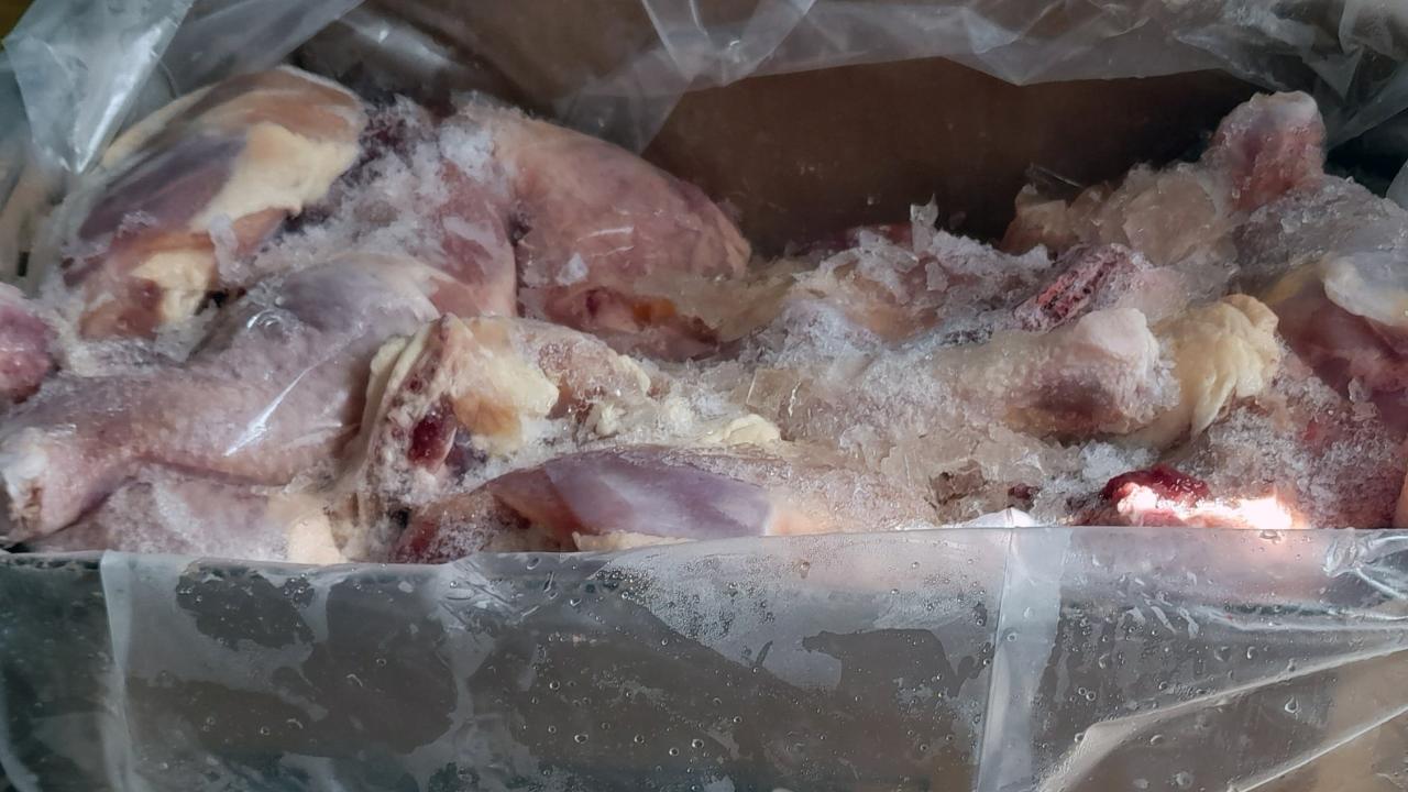 Muslos de pollo congelados en una caja.