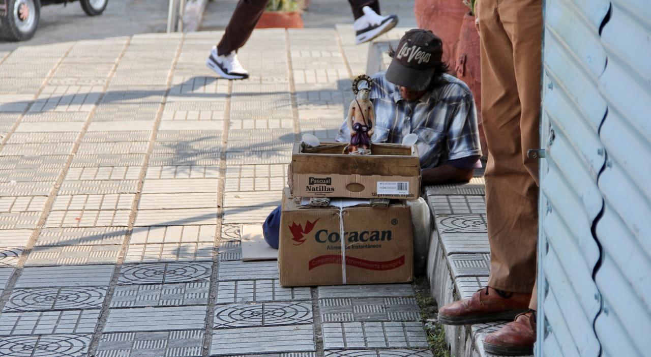Un hombre pide limosna en una calle de La Habana.