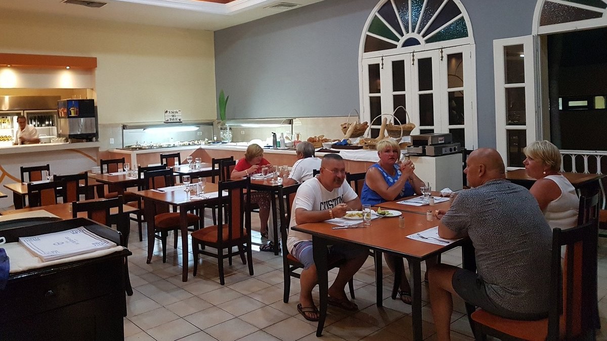 Turistas en el restaurante de un hotel de Varadero.