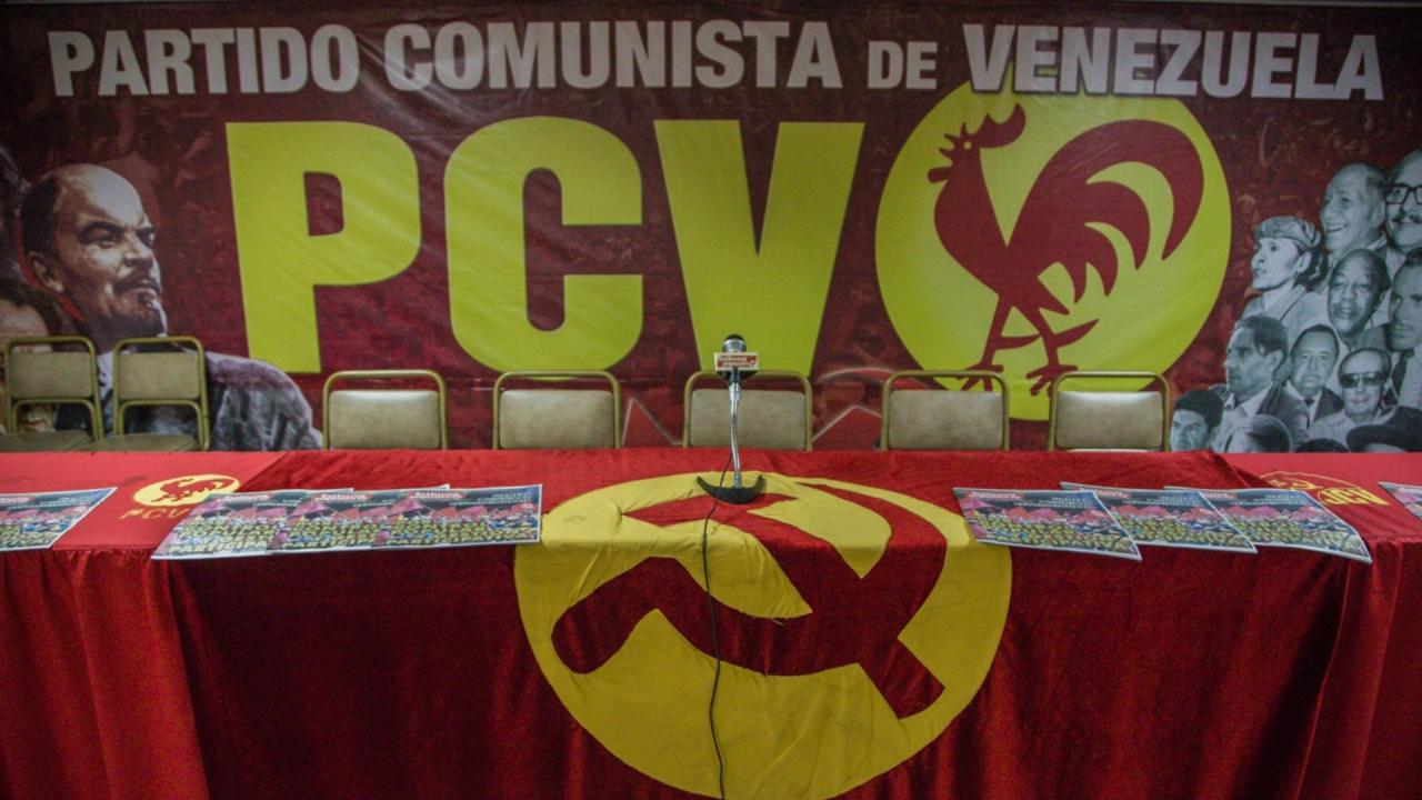 Mesa presidencial de una reunión del PCV.