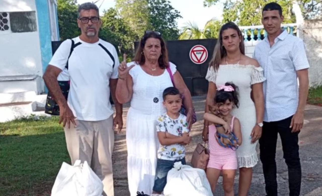 Familiares de Damas de Blanco en la cárcel de Matanzas. 