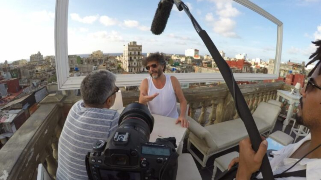 El cineasta Juan Pin Vilar y el músico argentino Fito Páez en La Habana durante el rodaje del documental.