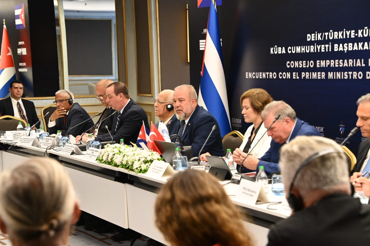 Primer Ministro cubano, Manuel Marrero Cruz durante el encuentro con "empresarios" en Turquía.