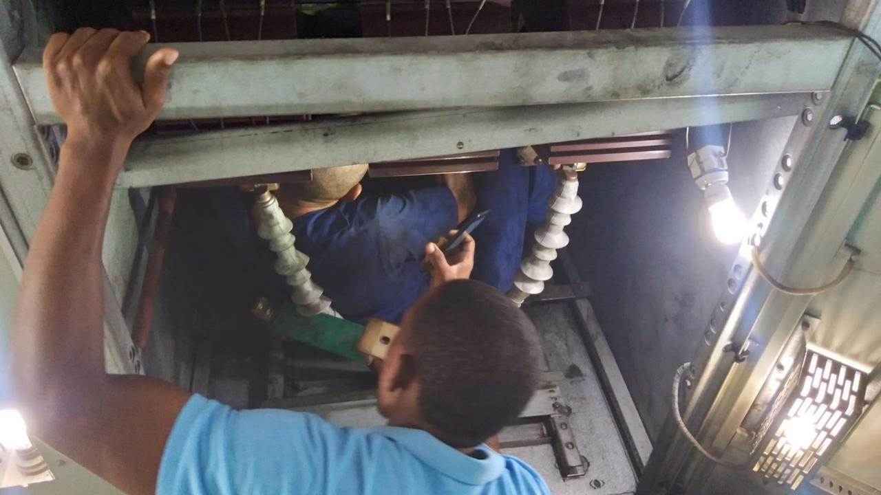 Operarios trabajan en la Subestación Héctor Pavón de Santiago de Cuba en una avería.