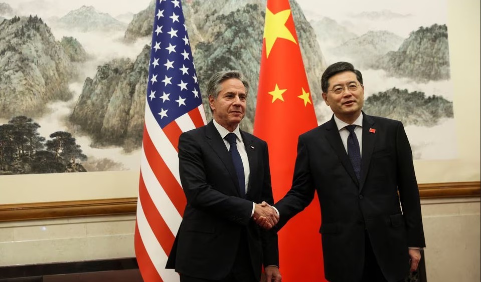 El secretario de Estado de EEUU, Antony Blinken, se da la mano con el ministro de Relaciones Exteriores de China, Qin Gang.