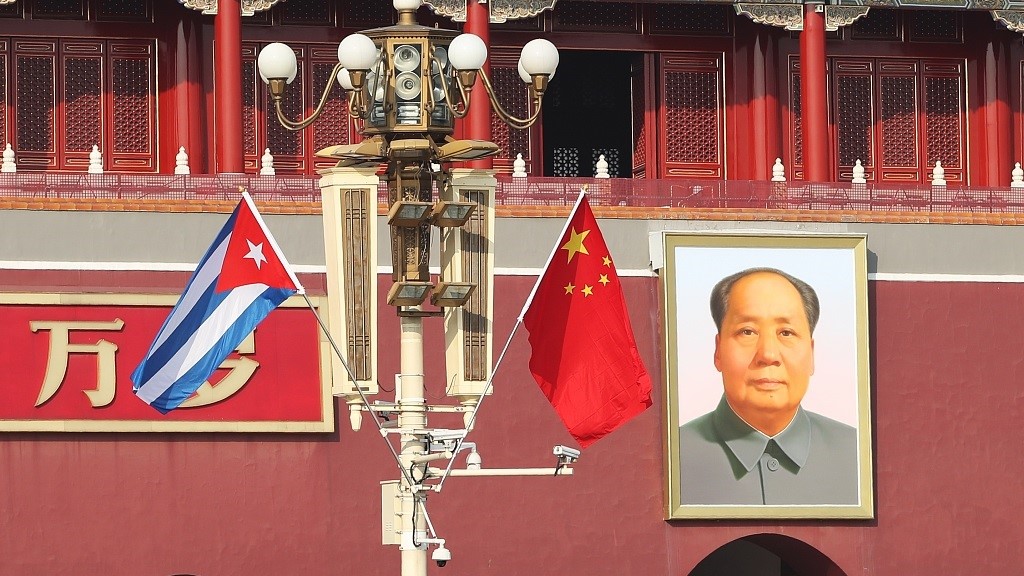 Banderas de Cuba y China en la Plaza Tiananmén de Pekín.