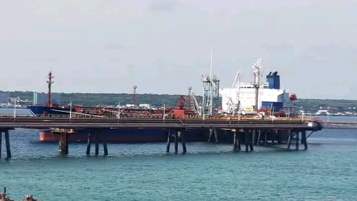 Un barco de combustible en el puerto de Matanzas.